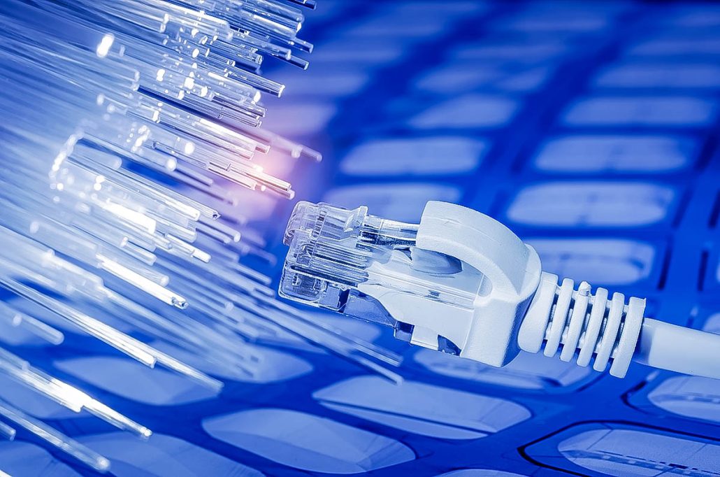 Nätverkskabel med fiberoptiksbakgrund.